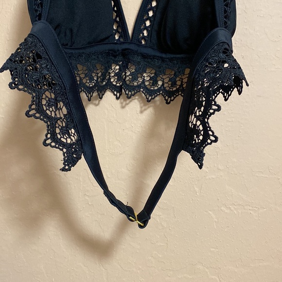 Women’s swim top - Picture 2 of 3